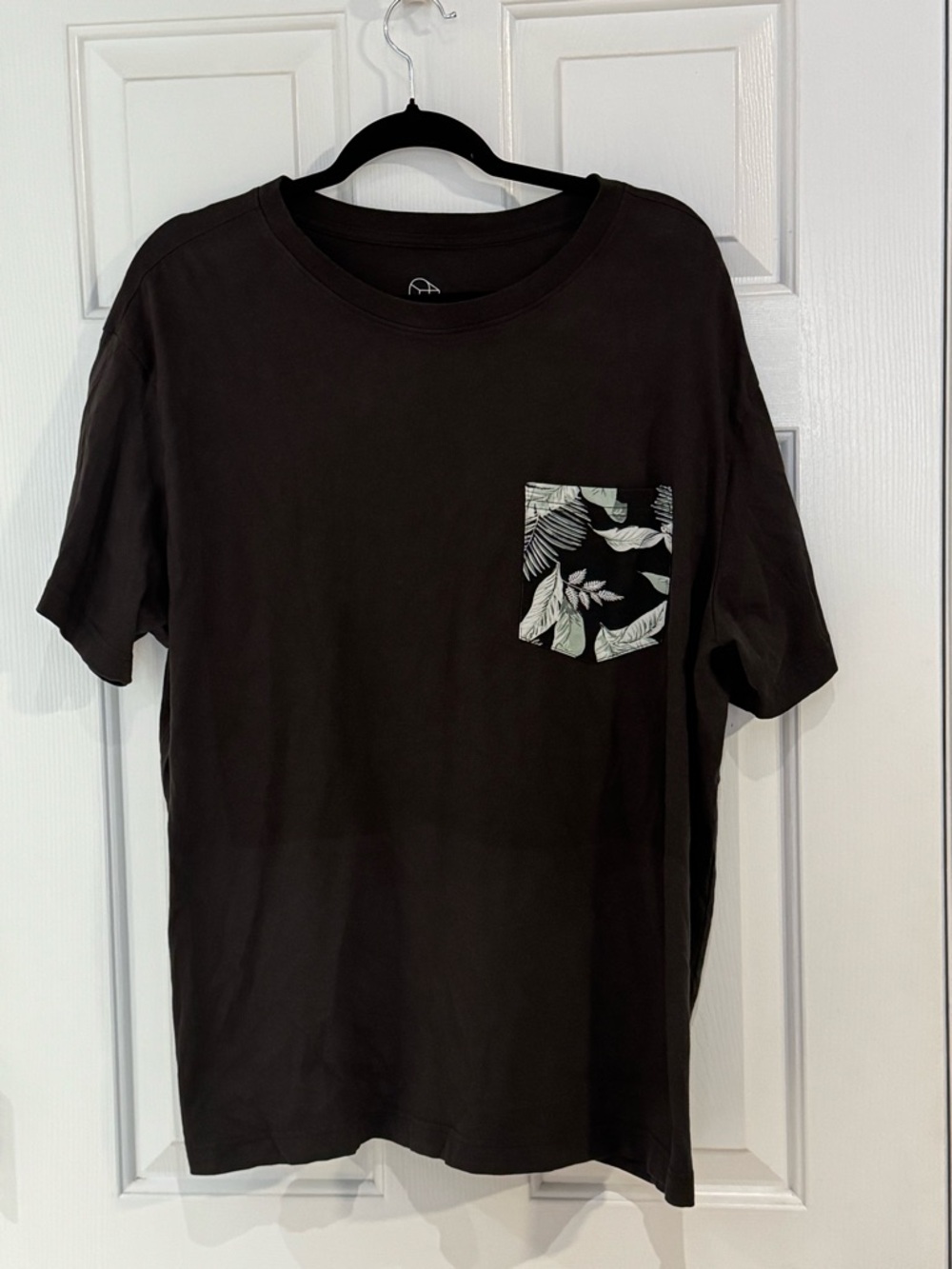 Original Use Men's Black Short Sleeve T-Shirt with Leaf Pocket